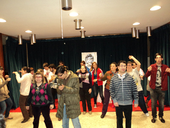 Bailando la sintonía del programa.